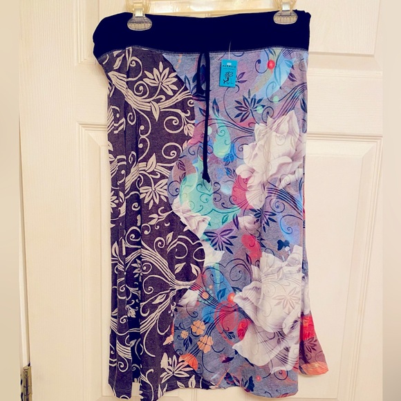 Woman’s Floral Skirt Sz 4 - Picture 1 of 3